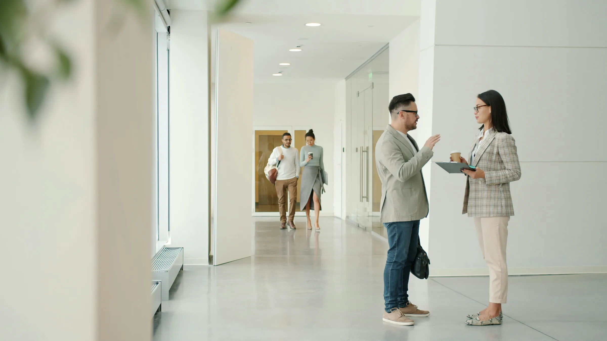 Asesora inmobiliaria atendiendo a un cliente