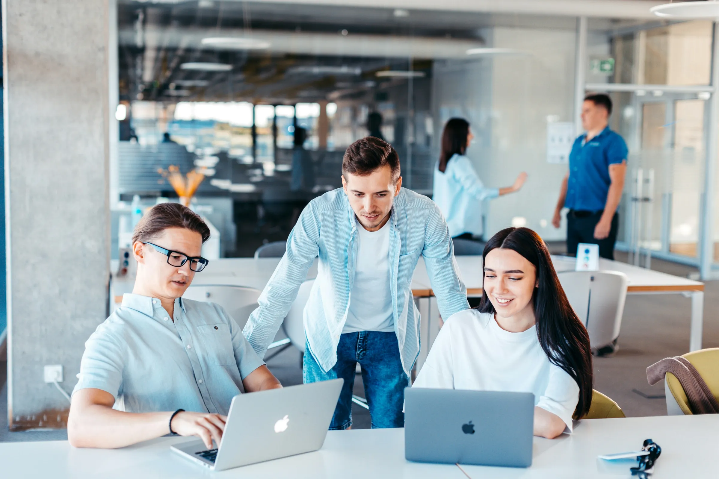 Equipo de trabajo colaborando en una oficina