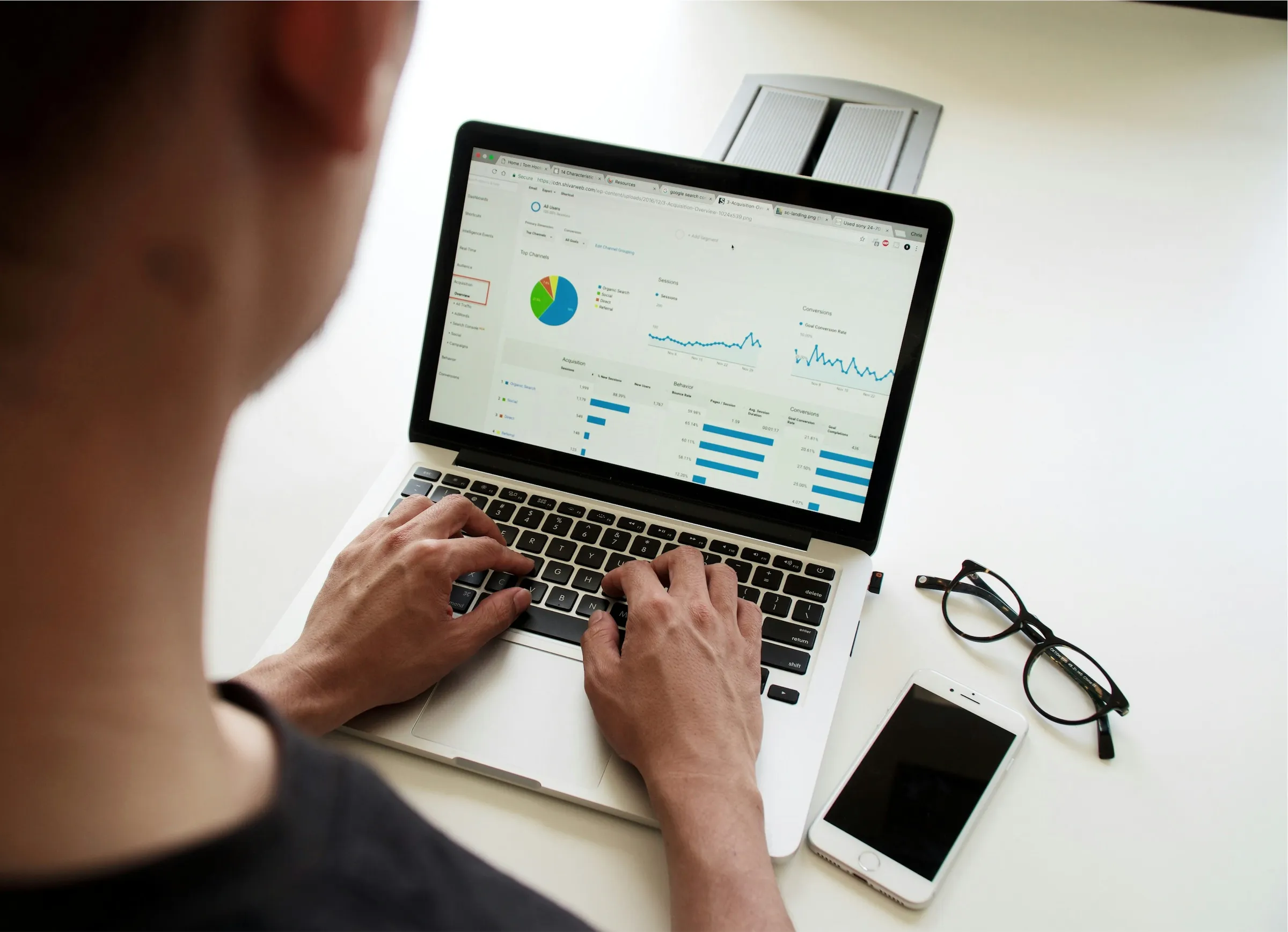 Escritorio con laptop y el presupuesto de la obra