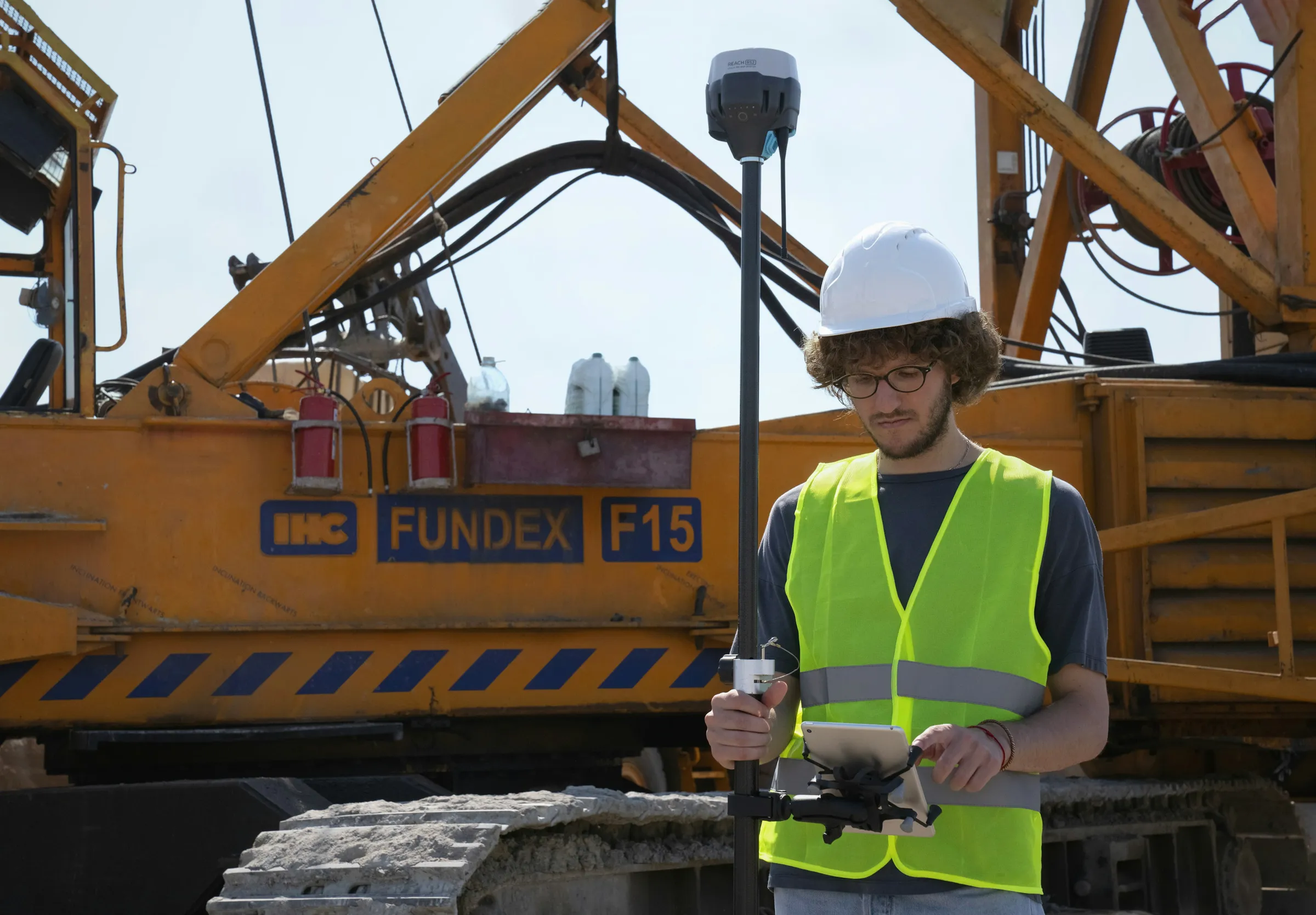 Ingeniero en obra usando la IA en su tableta