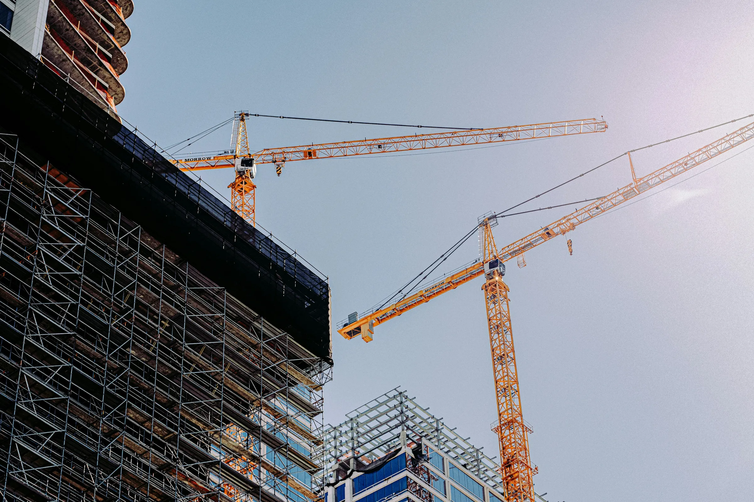 Obra en construcción con grúas